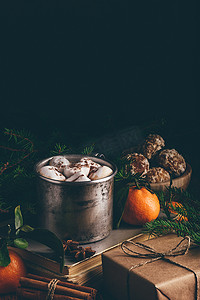 香橘摄影照片_圣诞甜点，包括热巧克力、棉花糖和姜饼