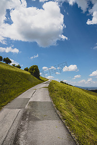 涂山摄影照片_奥地利山上涂柏油的陡峭山路。