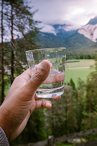 手拿一杯水，眺望群山，喝水