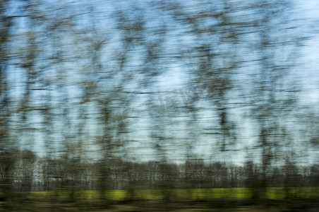 绿树——从行驶中的火车看到模糊的窗景