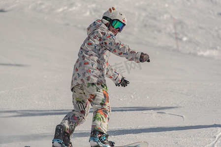 蓝色时代摄影照片_Covid19 时代安道尔 Grandvalira 滑雪胜地比利牛斯山脉滑雪场的年轻女子