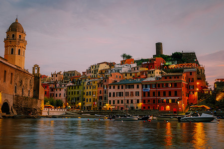 意大利五渔村 Vernazza 风景如画的沿海村庄。