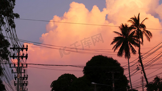 泰国苏梅岛 — 2019 年 7 月 10 日：日落热带异国情调夜晚的橙色云彩。