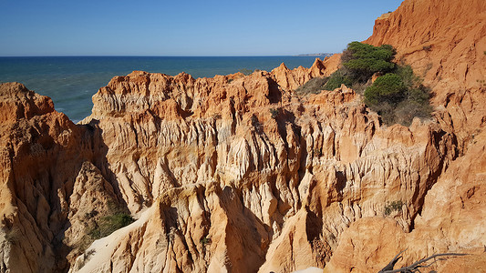 在 Praia do Poco Velho 海滩的岩石