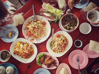 餐桌上的泰式美食：吃东北菜（SOM TUM - 辣木瓜沙拉、糯米、NUM TOK - 辣汤）。