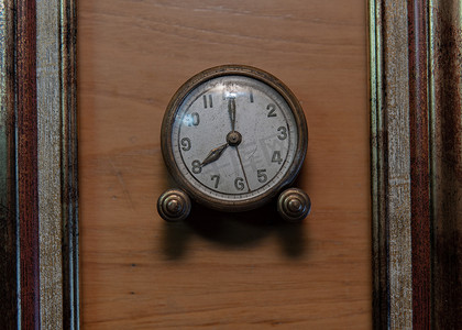 木制背景和框架中的古董钟