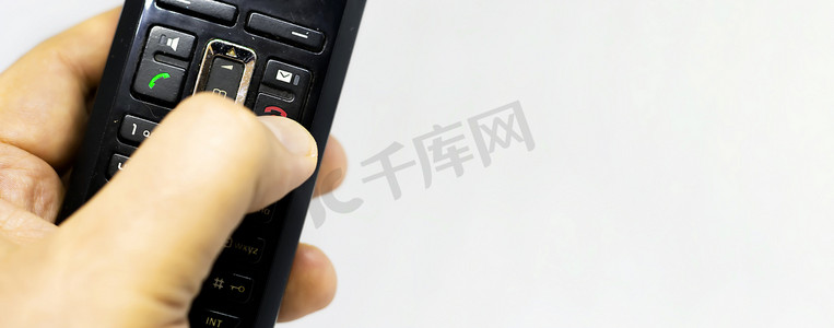 挂断图标摄影照片_拇指按下带有红色图标的按钮以拒绝或挂断电话上的电话