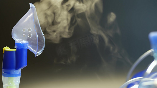 氧气摄影照片_雾化器的氧气面罩，用于肺炎、covid、sars 和支气管炎治疗的医疗设备。