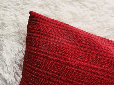 床平面图摄影照片_白色蓬松格子毯上的红色垫枕作为平躺背景、卧室顶视图和家居装饰