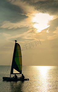 泰国普吉岛海岸夕阳下的帆船