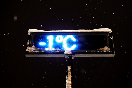 零下四度摄影照片_室外温度计显示零下 1 度的温度。