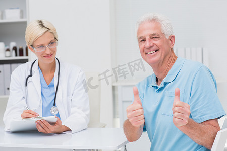 高级病人在诊所里被医生竖起大拇指