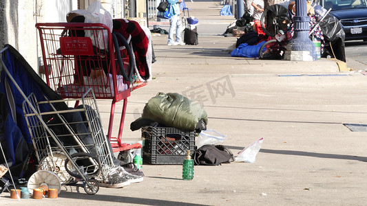 美国加利福尼亚州圣地亚哥 — 2020 年 1 月 4 日：人行道上无家可归的流浪者，路边的卡车。