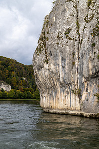 凯格尔摄影照片_德国巴伐利亚凯尔海姆附近多瑙河突破的多瑙河谷