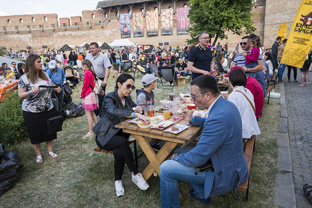 乌克兰，卢茨克 — 2019 年 6 月 20 日：人们在户外的美食节上吃东西。
