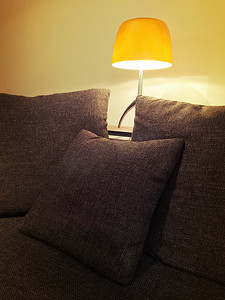 舒适的橙色灯和舒适的沙发