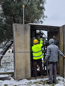 希腊塞萨洛尼基 天然气技术人员在恶劣天气下检查分配管道。