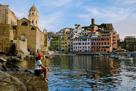 意大利五渔村 Vernazza 风景如画的沿海村庄。