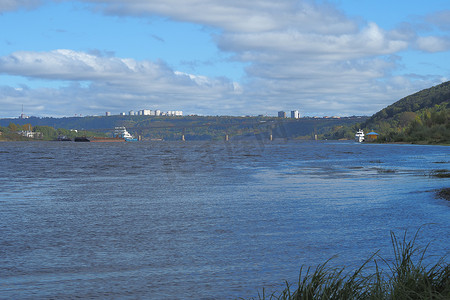 一条大河，岸边的景色。