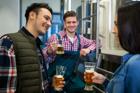 酿酒商在啤酒厂测试啤酒