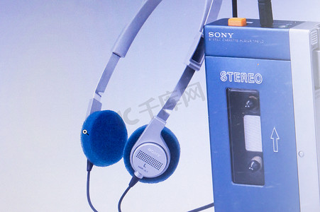 1美元摄影照片_第一款标志性的 Sony Walkman 便携式盒式磁带播放器的图片于 1979 年 7 月 1 日以 150 美元的价格发售。