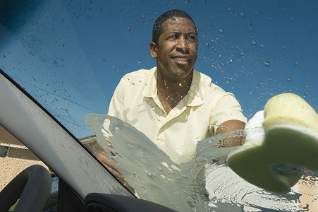 洗车玻璃摄影照片_男子洗车