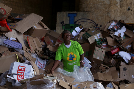 垃圾填埋摄影照片_从事材料回收工作的黑人妇女