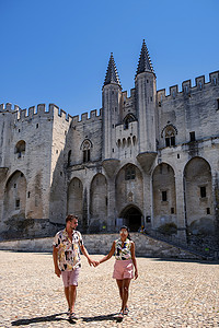 夫妇参观法国普罗旺斯阿维尼翁，中年男女参观法国普罗旺斯阿维尼翁