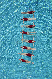 花样游泳运动员形成梯子