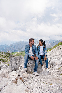 避难摄影照片_Tre Cime di Lavaredo，意大利白云岩，避难所Antonio Locatelli，背景是意大利阿尔卑斯山的Tre Cime di Lavaredo