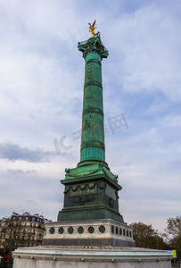 巴黎/法国 — 2019年4月6日：巴黎巴士底广场中心的七月柱（Colonne de Juillet）