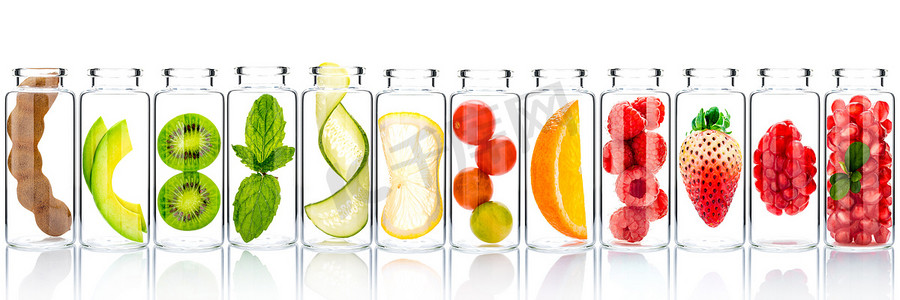 自制护肤品，水果成分鳄梨、橙子、蓝莓、石榴、猕猴桃、柠檬片、黄瓜、罗望子、草莓和覆盆子，装在白色背景的玻璃瓶中。