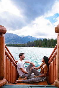 美国加拿大画册摄影照片_加拿大贾斯珀的 Beauvert 湖，以独木舟而闻名的加拿大湖