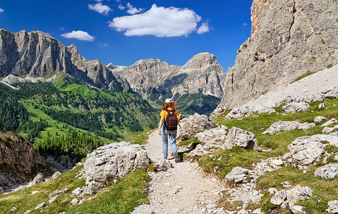 多洛米蒂 (Dolomiti) - 在巴迪亚谷 (Badia Valley) 远足