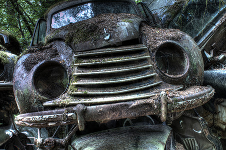 旧汽车墓地的汽车 HDR 图片