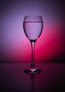 紫色背景上透明玻璃的轮廓