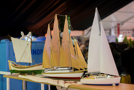微缩模型摄影照片_一套五颜六色的小帆船模型