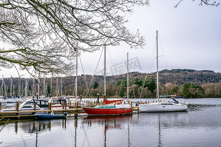 2021年1月摄影照片_Bowness on Windermere, Cumbria, UK - 2021年2月1日：Covid锁定期间Bowness Bay Lake Windermere的旅游游船