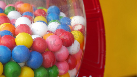 投硬币摄影照片_美国经典自动售货机中的彩色口香糖。