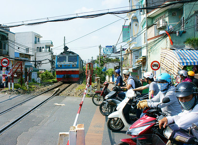 火车，铁路穿越胡志明市居住区