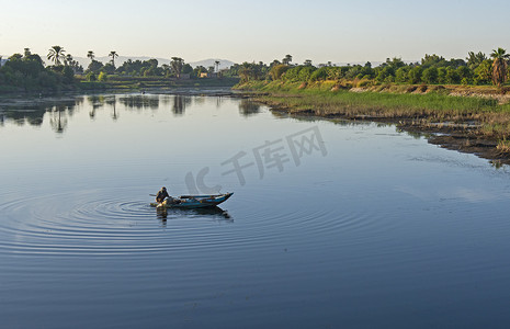 流浪者摄影照片_河的传统埃及流浪者渔夫