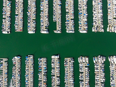 划船小船摄影照片_小船和游艇在码头的空中俯视图。