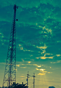 通信天线塔和多云的天空与阳光