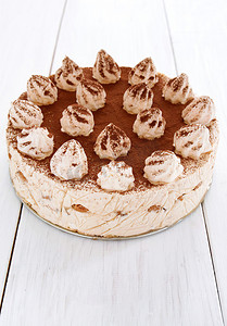 冰镇咖啡蛋白酥层蛋糕，上面装饰着杏仁饼干和巧克力。