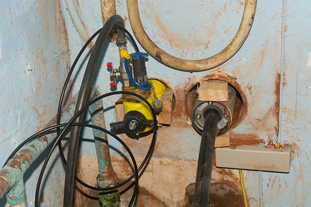 带饮用水和煤气管线卫生管道和旧电源连接分配器的房间