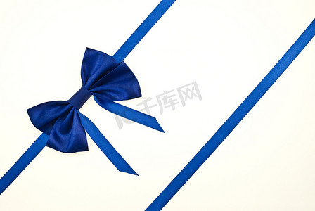 带蓝丝带和蝴蝶结的礼品包装，与白色隔离