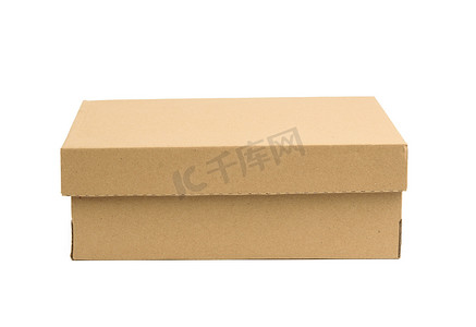 纸板矩形盒，由白色背景中突显的波纹棕色纸制成
