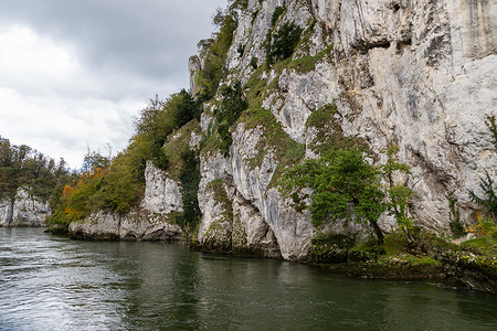 凯多摄影照片_德国巴伐利亚凯尔海姆附近多瑙河突破的多瑙河谷
