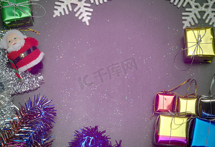 优雅的圣诞背景复制空间，金色雪花和铃铛，闪亮的礼盒，黑色木质背景。
