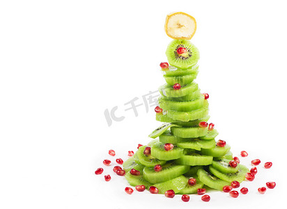 圣诞树水果沙拉配奇异果和石榴
